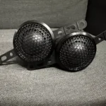 Car audio – montaż tweeterów hi-end w samochodzie Tweetery car audio montowane w słupkach A – detaliczne wysokie tony