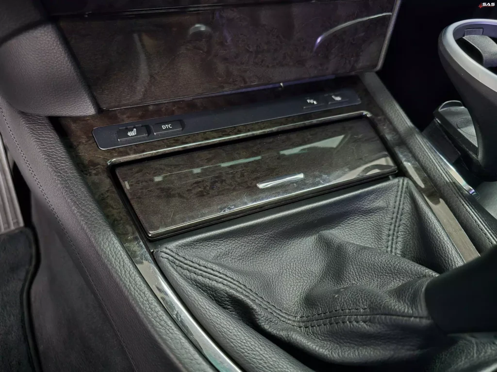 Konsola środkowa BMW E63 po zabudowie sterownika DSP – fabryczny wygląd