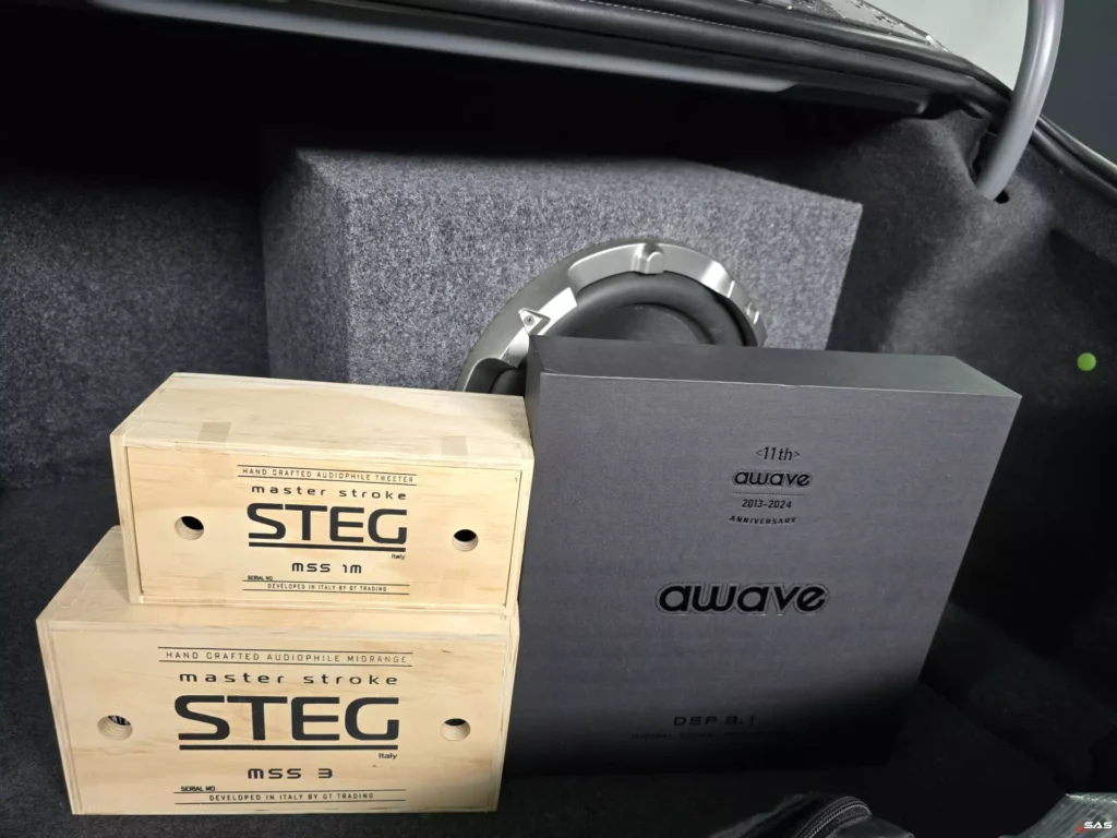 Subwoofer JVC Arsenal oraz procesor DSP Awave 8.1 w bagażniku BMW E63 Coupe