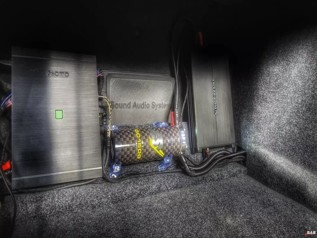 Komora bagażnika BMW z wzmacniaczami Awave i Phoenix Gold oraz kondensatorem