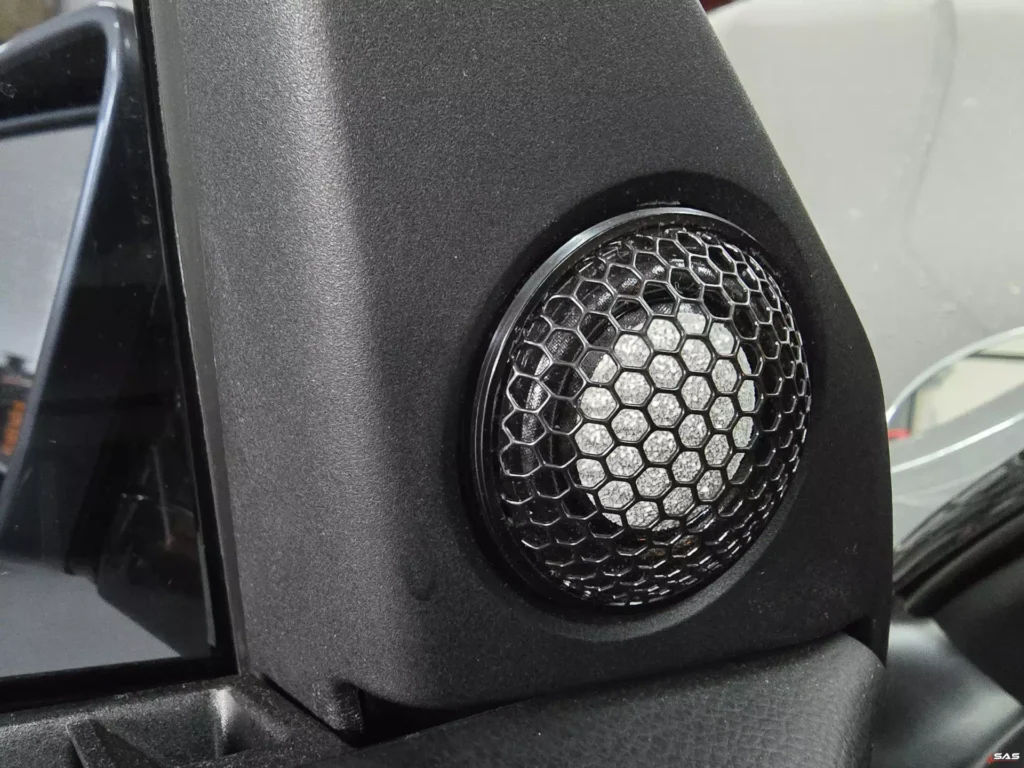 Głośnik wysokotonowy Steg MSS 1M zamontowany w słupku lusterka BMW E63