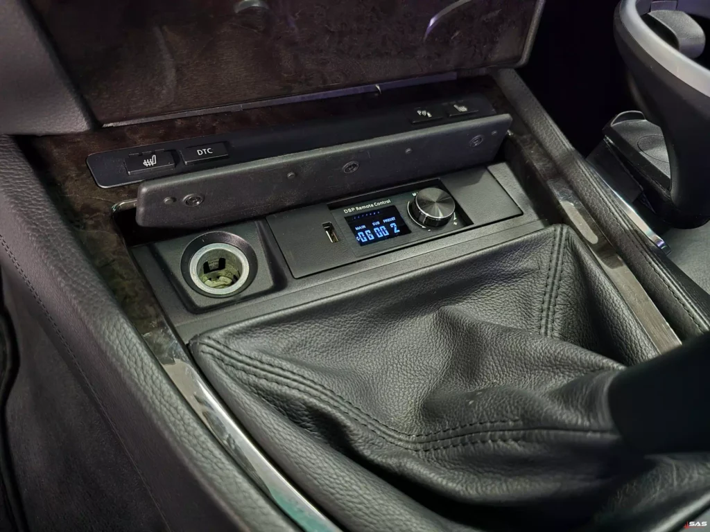 Sterownik DRC Awave zamontowany w miejscu fabrycznej popielniczki w BMW E63