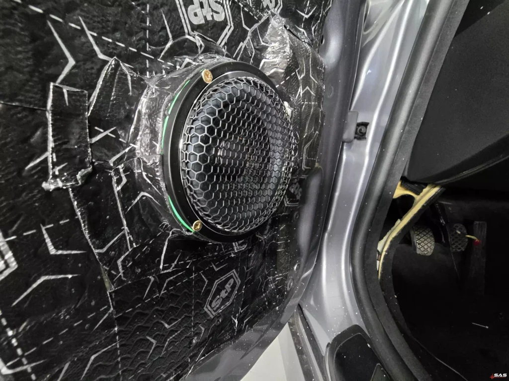 Głośnik średniotonowy Steg MSS 3 zamontowany w drzwiach, z wygłuszeniem STP