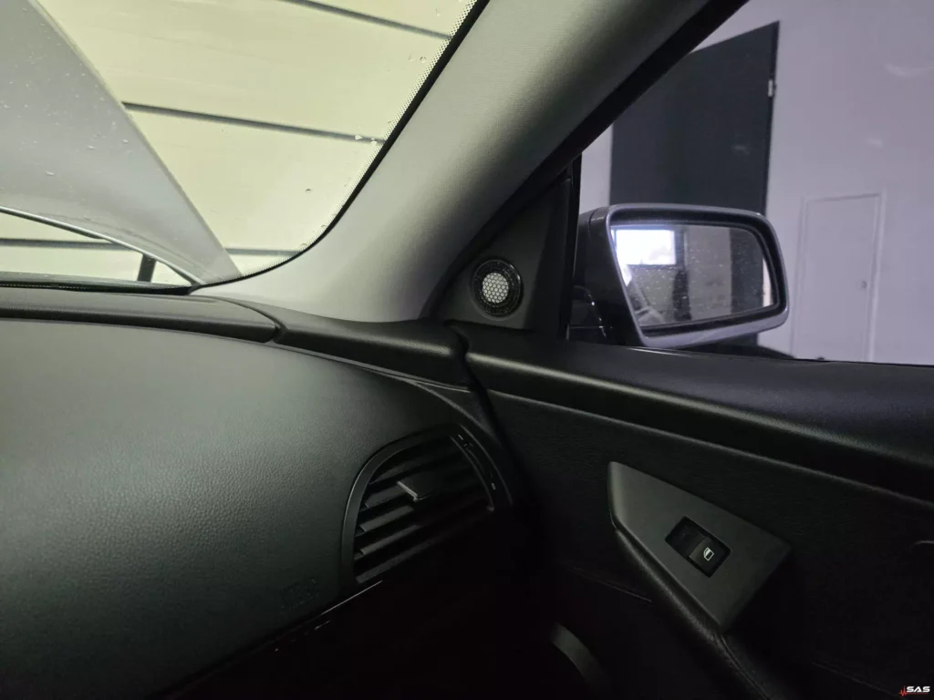Głośnik wysokotonowy Steg w słupku A – integracja z wnętrzem BMW E63 Coupe