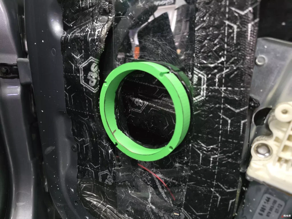 Dystans montażowy pod głośnik średniotonowy Steg w drzwiach BMW E63