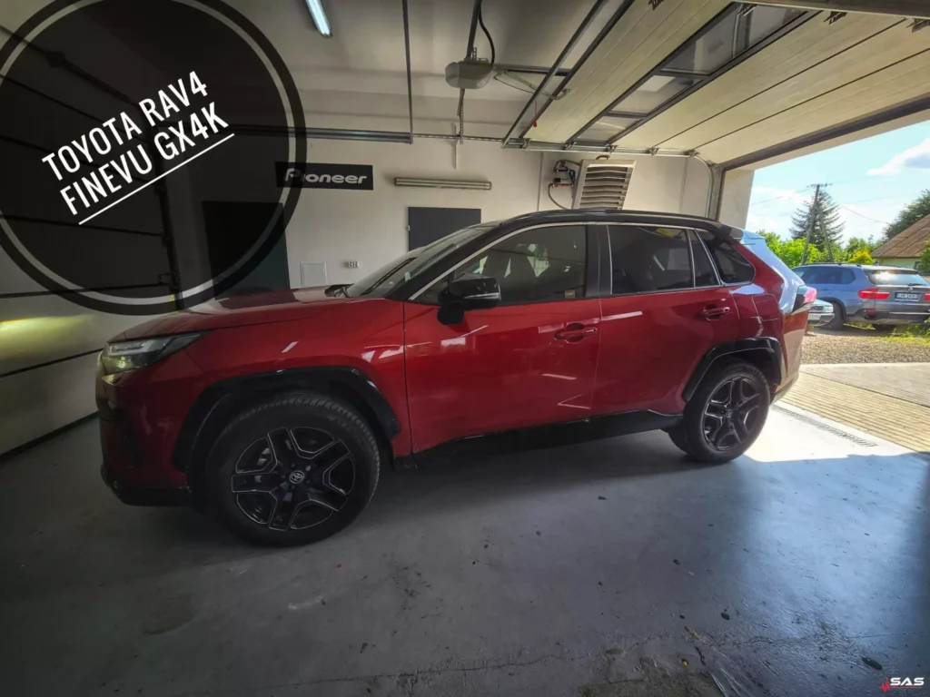 Toyota RAV4 – montaż FineVu GX4K Toyota RAV4 montaż rejestratorów FineVu GX4K przód i tył