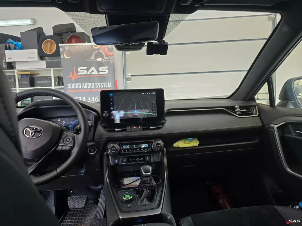 Wnętrze – montaż FineVu GX4K Wnętrze Toyota RAV4 z rejestratorem FineVu GX4K