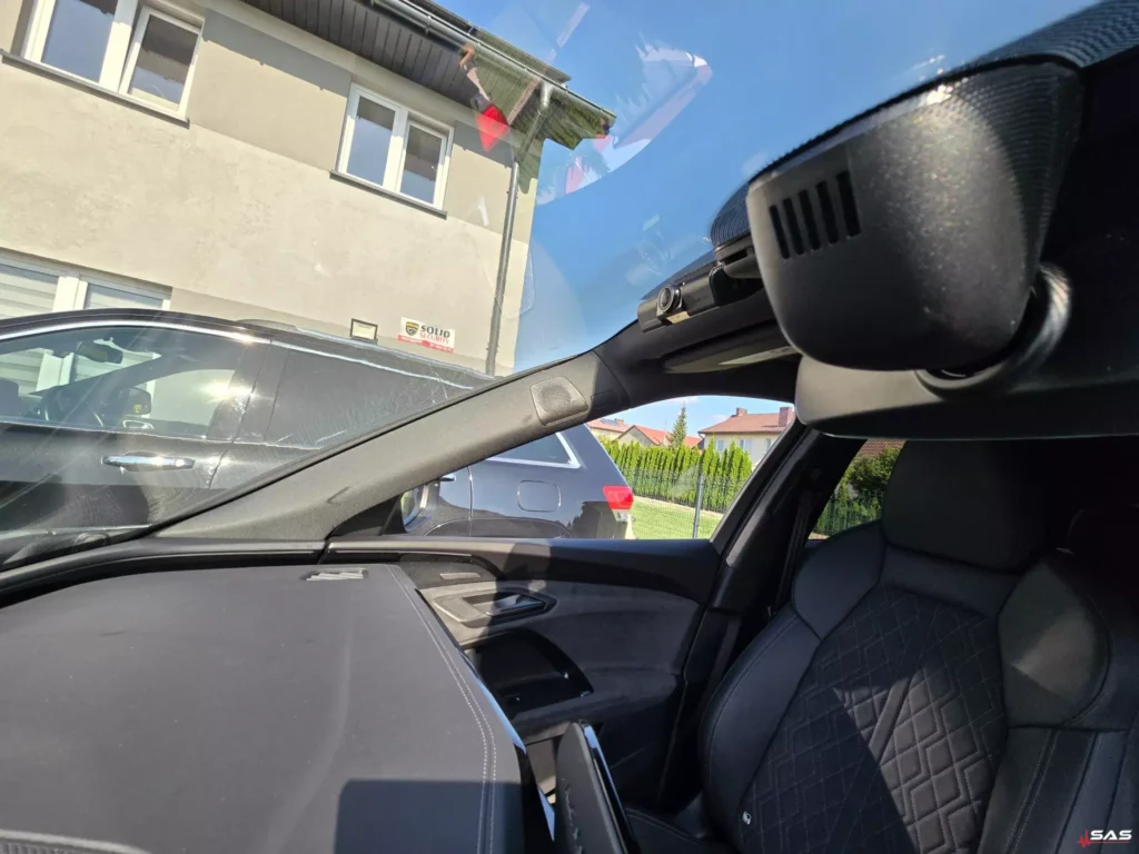 Audi Q5 kamera przednia FineVu GX4K przy lusterku Audi Q5 montaż kamery przedniej FineVu GX4K przy lusterku
