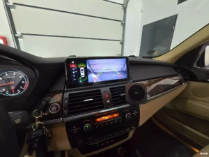 Multimedia samochodowa: montaż monitorów podsufitowych i zagłówkowych z Androidem – poradnik i inspiracje