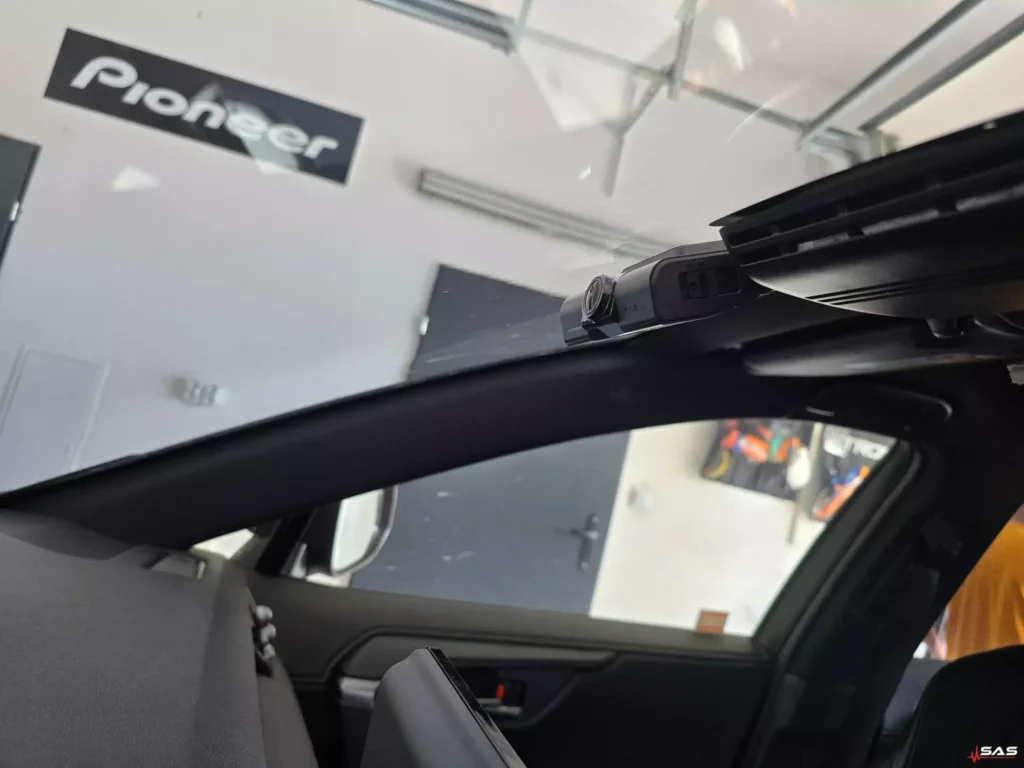 Kamera przednia FineVu GX4K Kamera przednia FineVu GX4K w Toyota RAV4