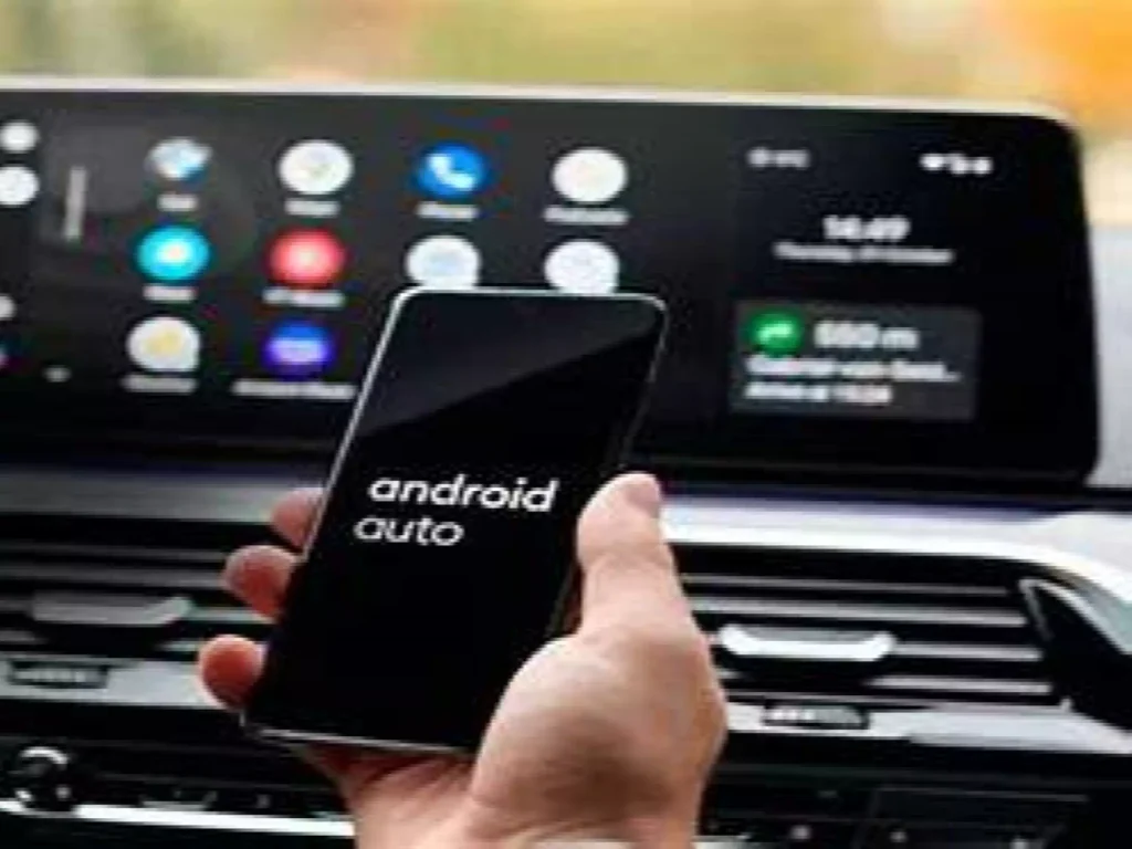 Ekran Android Auto z nawigacją Google Maps na wyświetlaczu samochodu