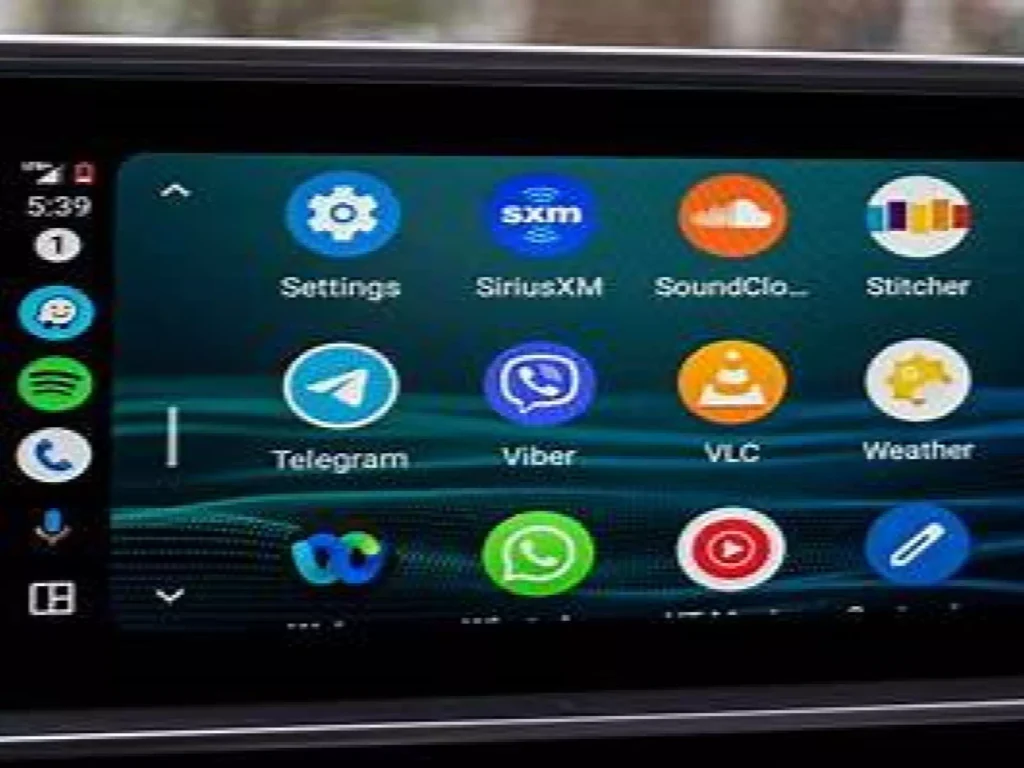 Smartfon z Android Auto podłączony do systemu multimedialnego w samochodzie