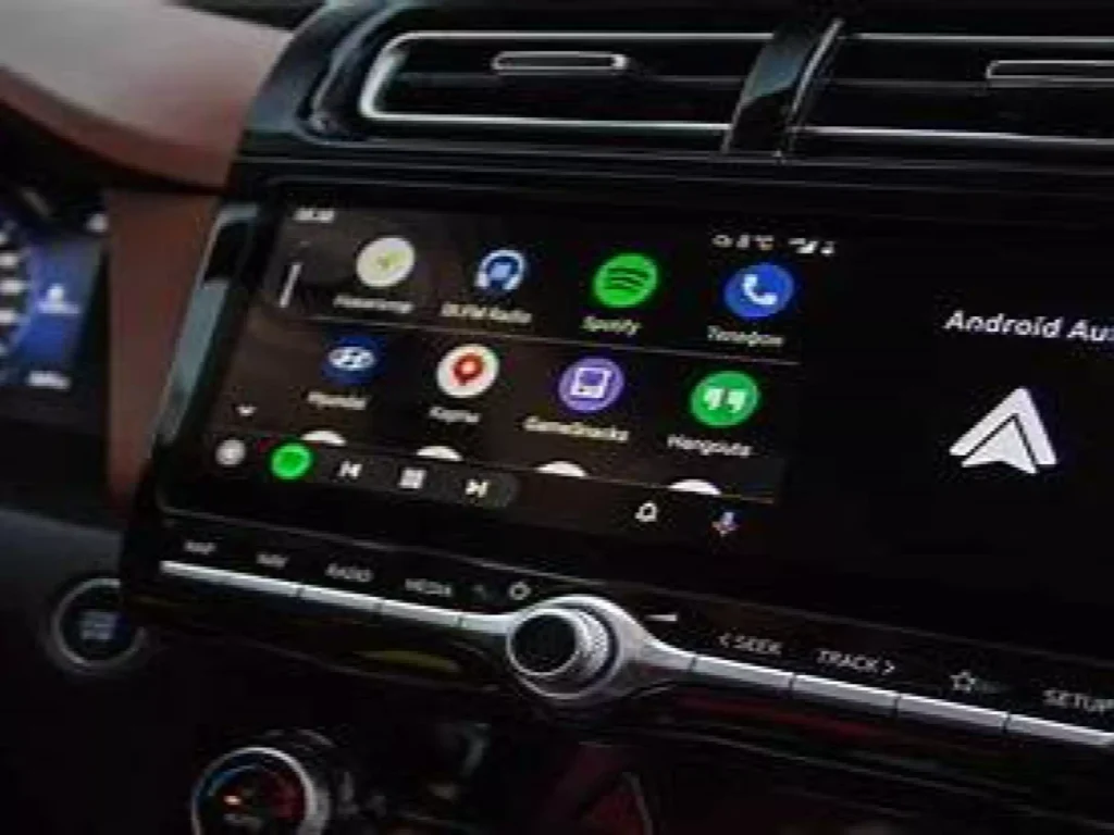 Panel samochodowy z Android Auto i ikonami aplikacji takich jak Spotify, Mapy Google czy Telefon
