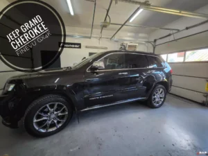 Montaż wideorejestratora FineVu GX4K przód–tył w Jeep Grand Cherokee