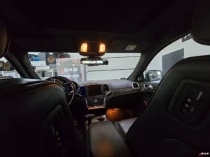 Wnętrze Jeep Grand Cherokee – montaż rejestratora jazdy FineVu GX4K