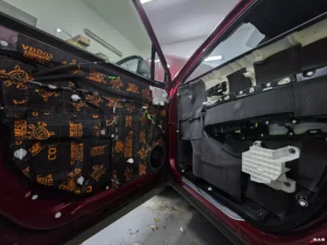 Toyota Corolla Cross pełne wygłuszenie drzwi przednich Comfort Mat Cobra