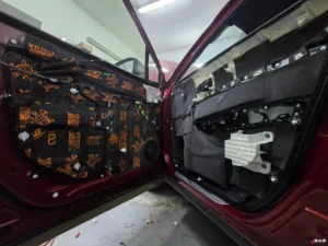 Toyota Corolla Cross detale wygłuszenia drzwi przednich Cobra