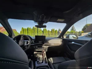 Wnętrze Audi SQ5 po montażu zestawu kamer samochodowych
