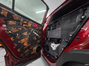 Toyota Corolla Cross wygłuszenie drzwi tylnych prawa strona