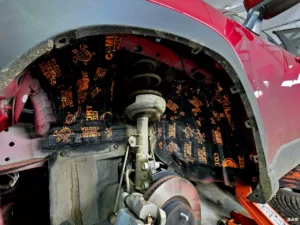 Toyota Corolla Cross finalne wygłuszenie nadkola przedniego