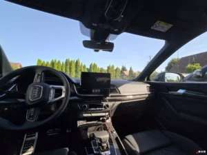 Audi SQ5 montaż rejestratora jazdy FineVu GX4K przy lusterku – Sound Audio System Lublin