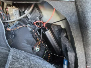 Audi SQ5 montaż powerbanku Cellink do rejestratora jazdy FineVu GX4K – Sound Audio System Lublin