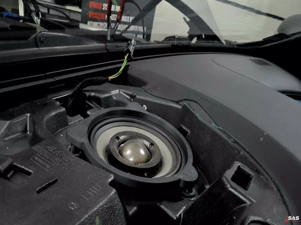 Morel IR-BMW42INT – center speaker Mercedes W222 Mercedes S-Class W222 Morel IR-BMW42INT center speaker installation