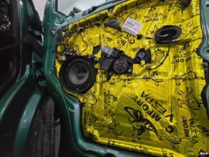 Volkswagen Multivan T6.1 – montaż woofera ESB 165 mm w drzwiach przednich | Sound Audio System Lublin