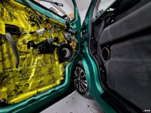 Volkswagen Multivan T6.1 – detal montażu midwoofera ESB w drzwiach | Sound Audio System Lublin