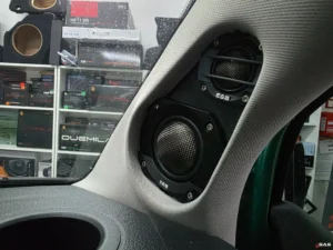 Volkswagen Multivan T6.1 – montaż tweetera i midrange ESB w customowych słupkach A | Sound Audio System Lublin