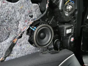 BMW G30 550i – installation of STEG BM45CII front speakers