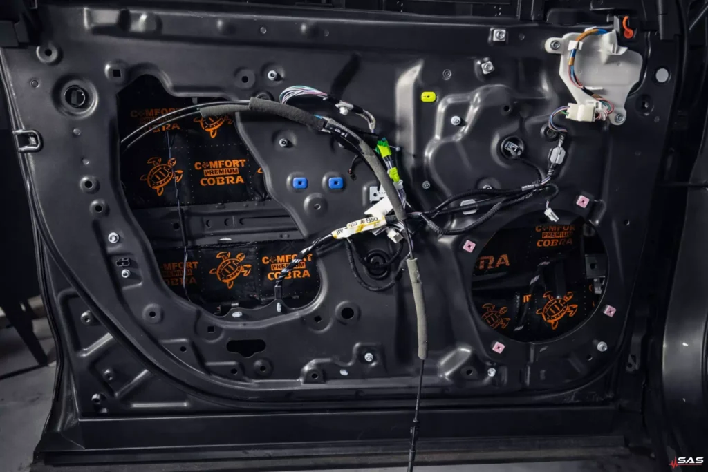 Lexus UX wygłuszenie drzwi przód – detal