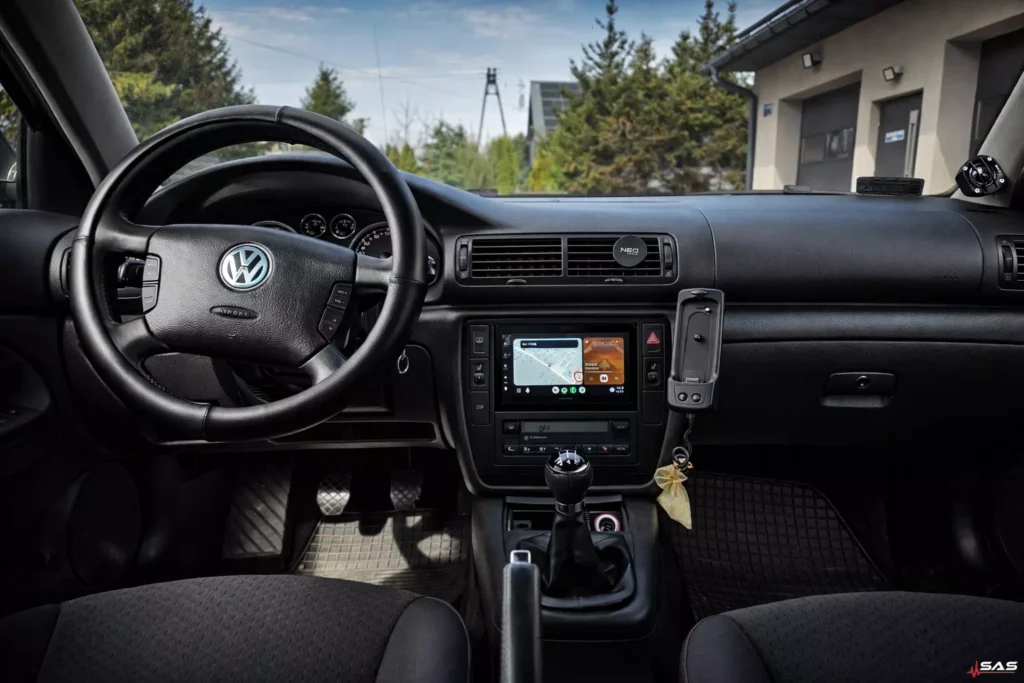 Kokpit Volkswagen Passat B5 po montażu radia