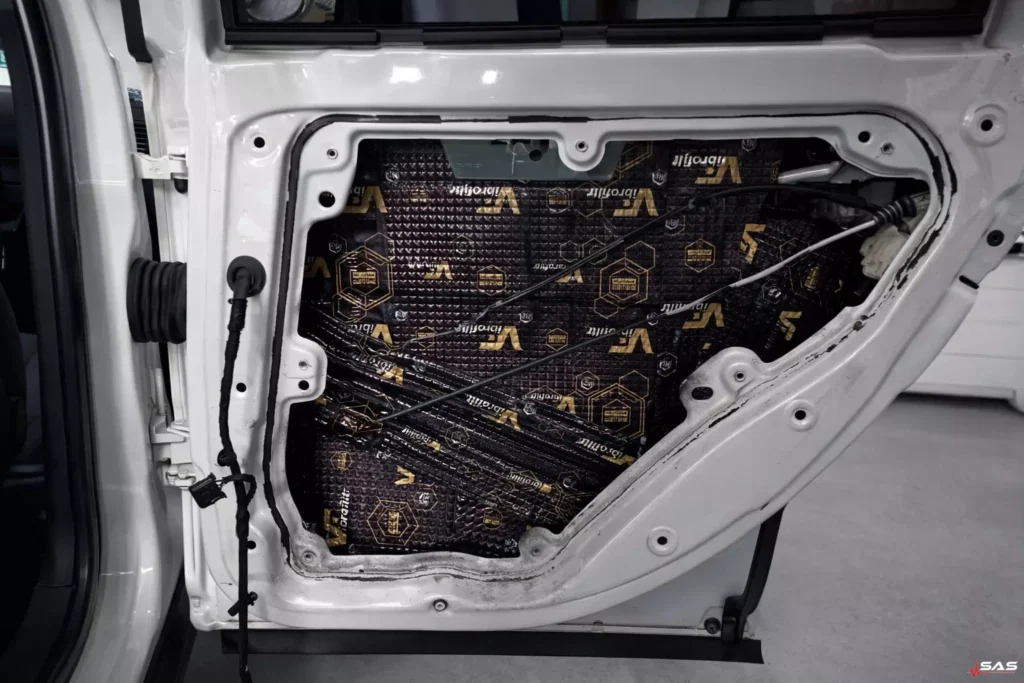 Instalacja audio w bagażniku Volkswagen Passat B5