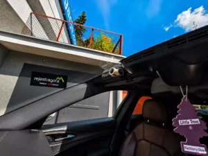 Przednia kamera Navitel RS990 4K przy lusterku Alfy Romeo Stelvio