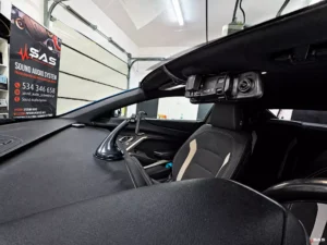 Rejestrator jazdy 70mai A500S przy lusterku Chevroleta Camaro