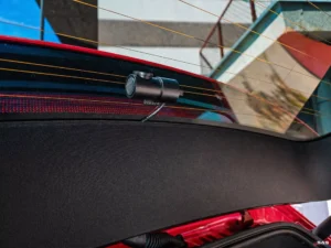Tylna kamera Navitel RS990 4K na szybie Alfy Romeo Stelvio