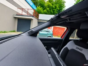 Kamera przednia FineVu GX1100 4K zamontowana przy lusterku w Dacii Duster