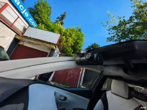 Rejestrator jazdy 70mai M310 Plus 2K zamontowany przy lusterku Toyoty Prius