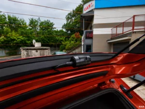 Tylna kamera FineVu GX1100 4K zamontowana na klapie Dacii Duster