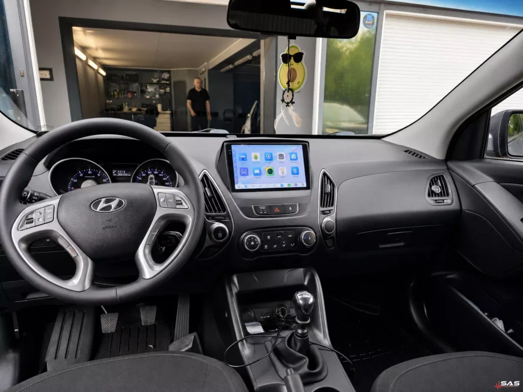 Wnętrze Hyundai ix35 po montażu radia Android w desce rozdzielczej