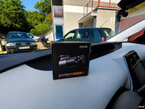 Montaż przedniej kamery samochodowej 70mai M310 Plus 2K w Toyocie Prius czwartej generacji