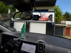Widok z kabiny na przednią kamerę 70mai A510S w Citroenie C5 Aircross