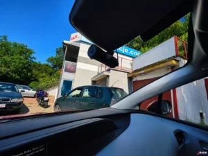 Dyskretny przedni wideorejestrator 70mai w Toyocie Prius 4