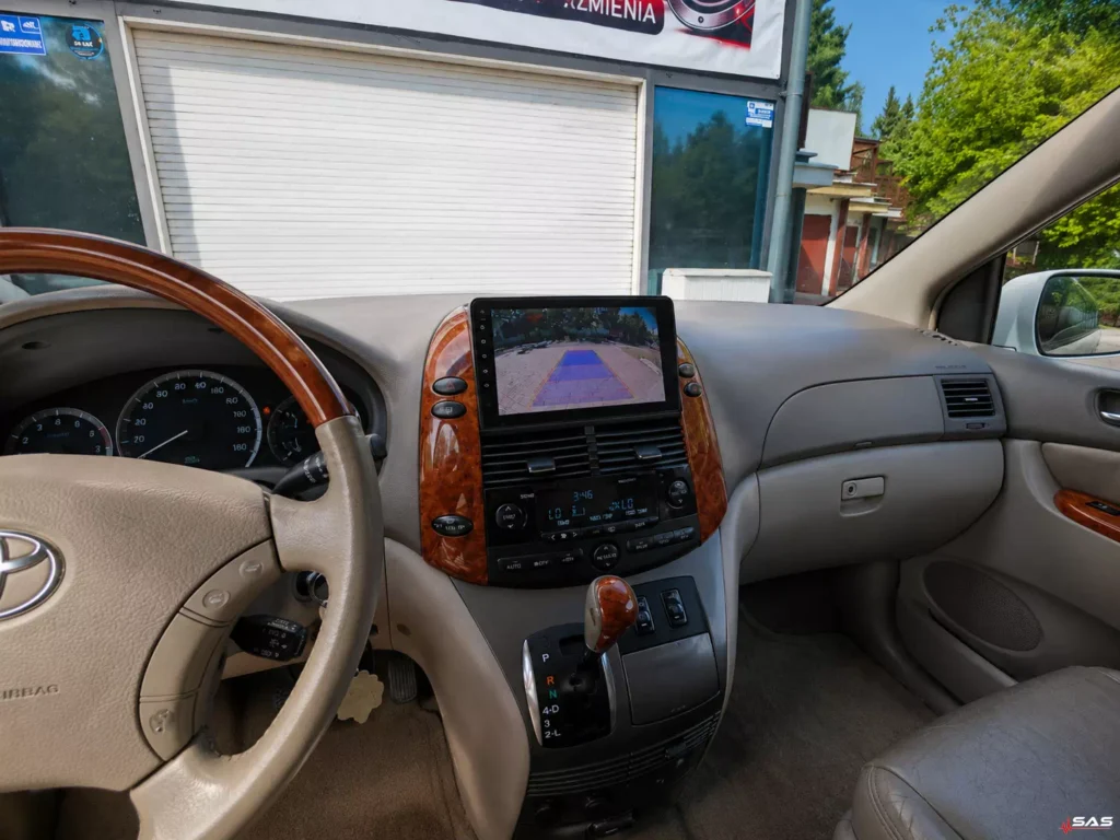 Toyota Sienna dashboard with Android radio and reversing camera display