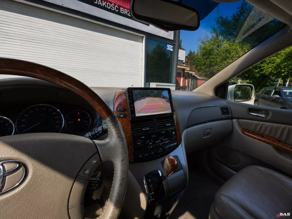 Toyota Sienna AHD reversing camera with colour parking guidelines