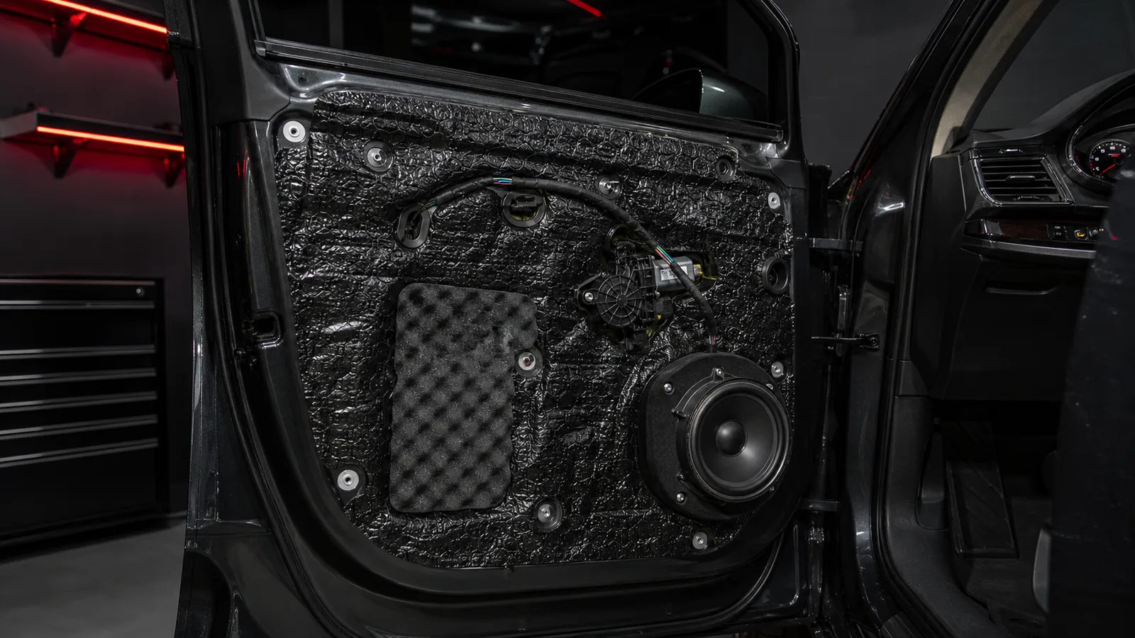 Sound-treated car door with a correctly mounted speaker
