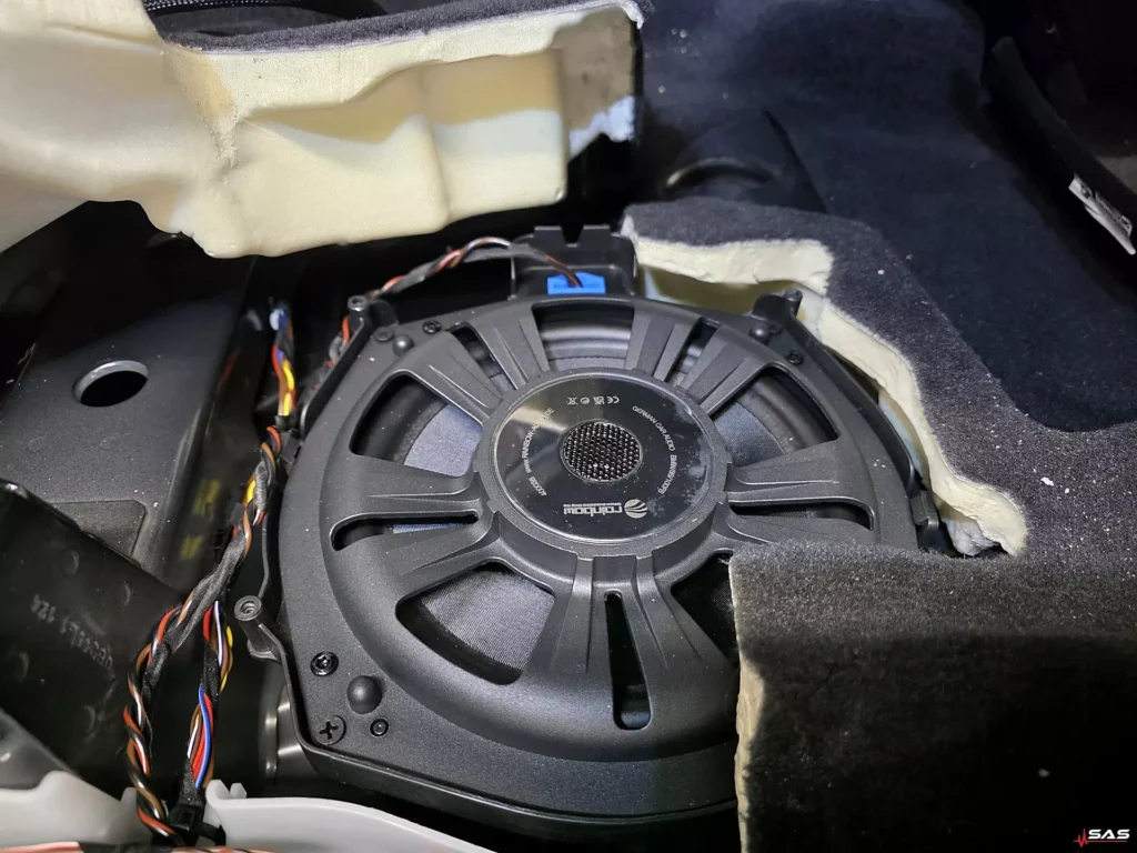 BMW X3 G01 – głośnik systemu audio w fabrycznej lokalizacji pod fotelem