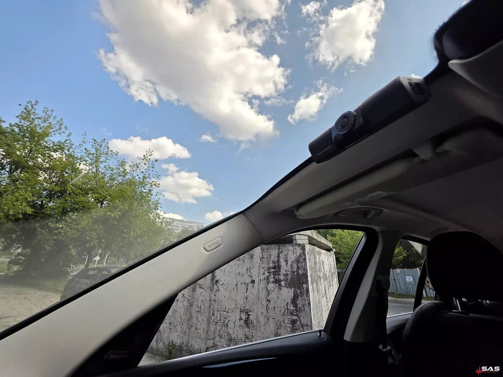 FineVu GX-1100 front dash cam installation in BMW X3 G01