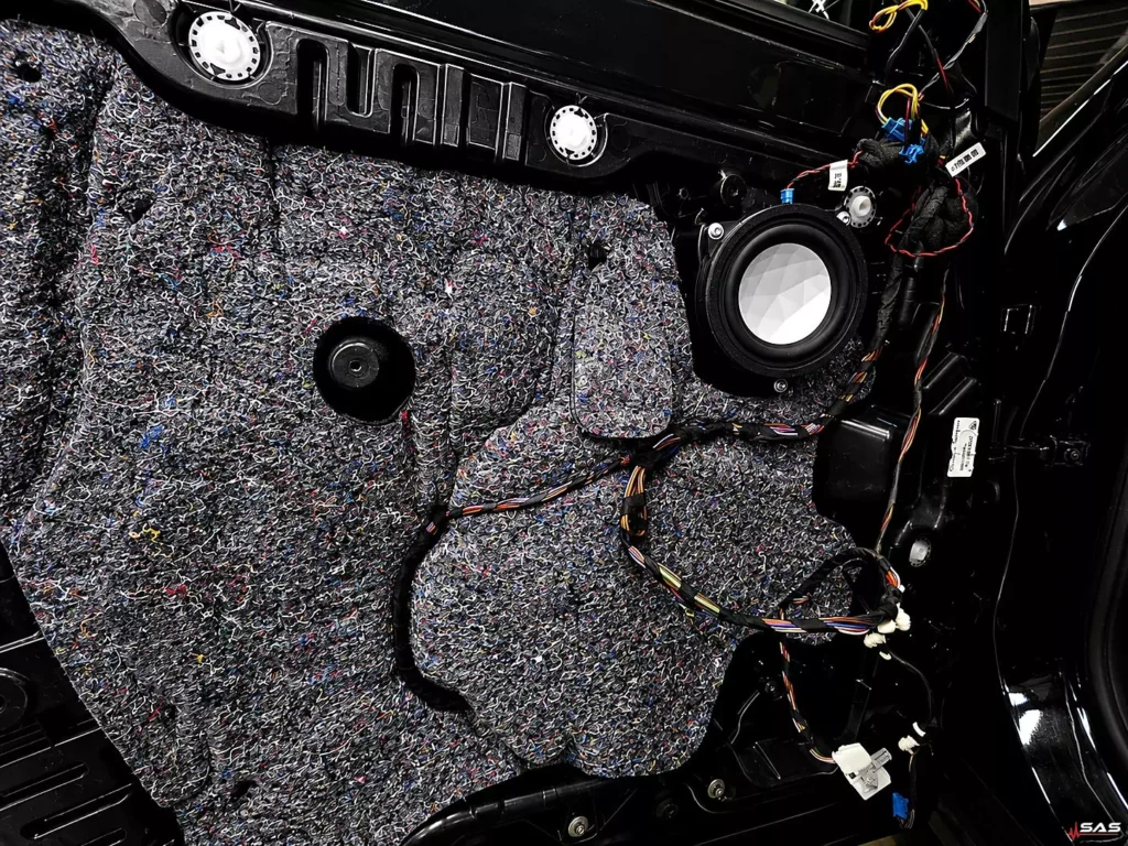Wygłuszenie drzwi BMW X3 G01 podczas modernizacji nagłośnienia